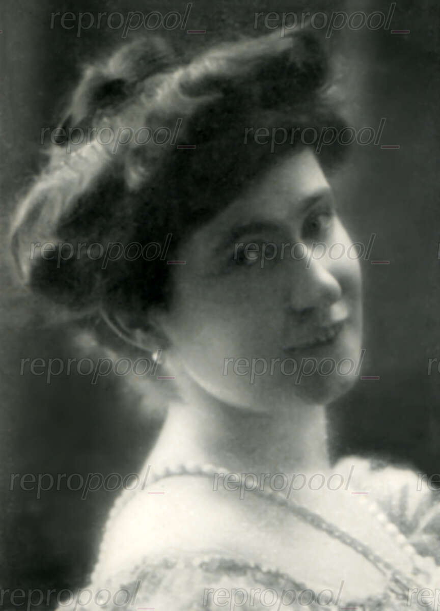 Anna Sutter; Fotografie von unbekannter Hand (vor 1909)